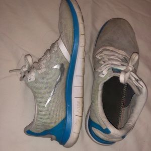 Nike women’s tennis shoes